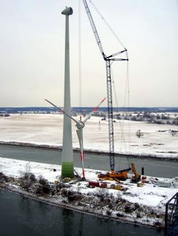 Construction of an Enercon E-70 wind energy converter. (Public domain)