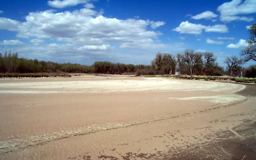 A dry stream channel of the North Platte River during drought conditions in Goshen County, Wyo., near the Wyoming-Nebraska state line, May 22, 2002. (USGS)
